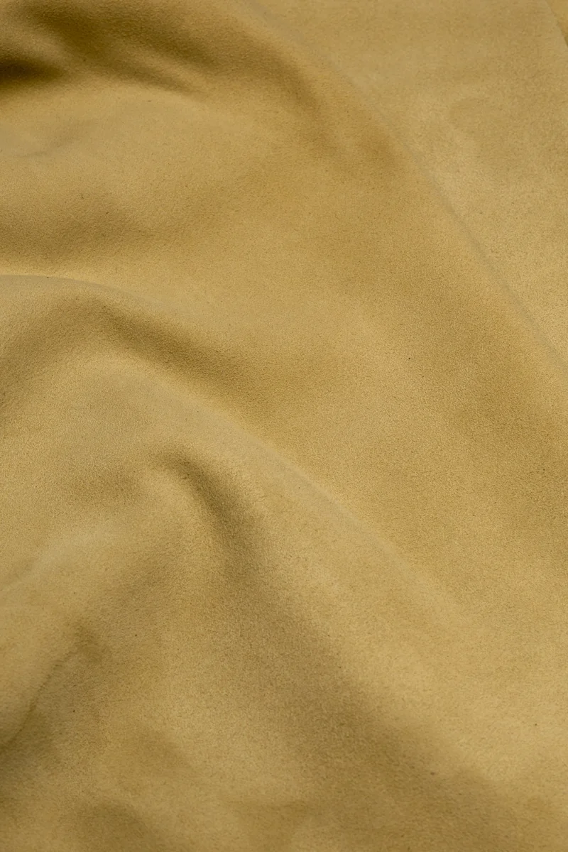 Dettaglio della grana e della morbidezza di una pelle color ocra