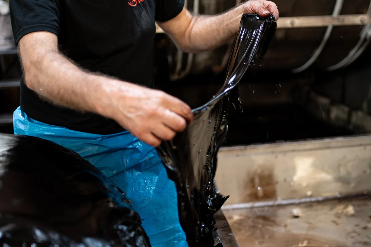 La lavorazione della pelle nelle mani di un artigiano Migal
